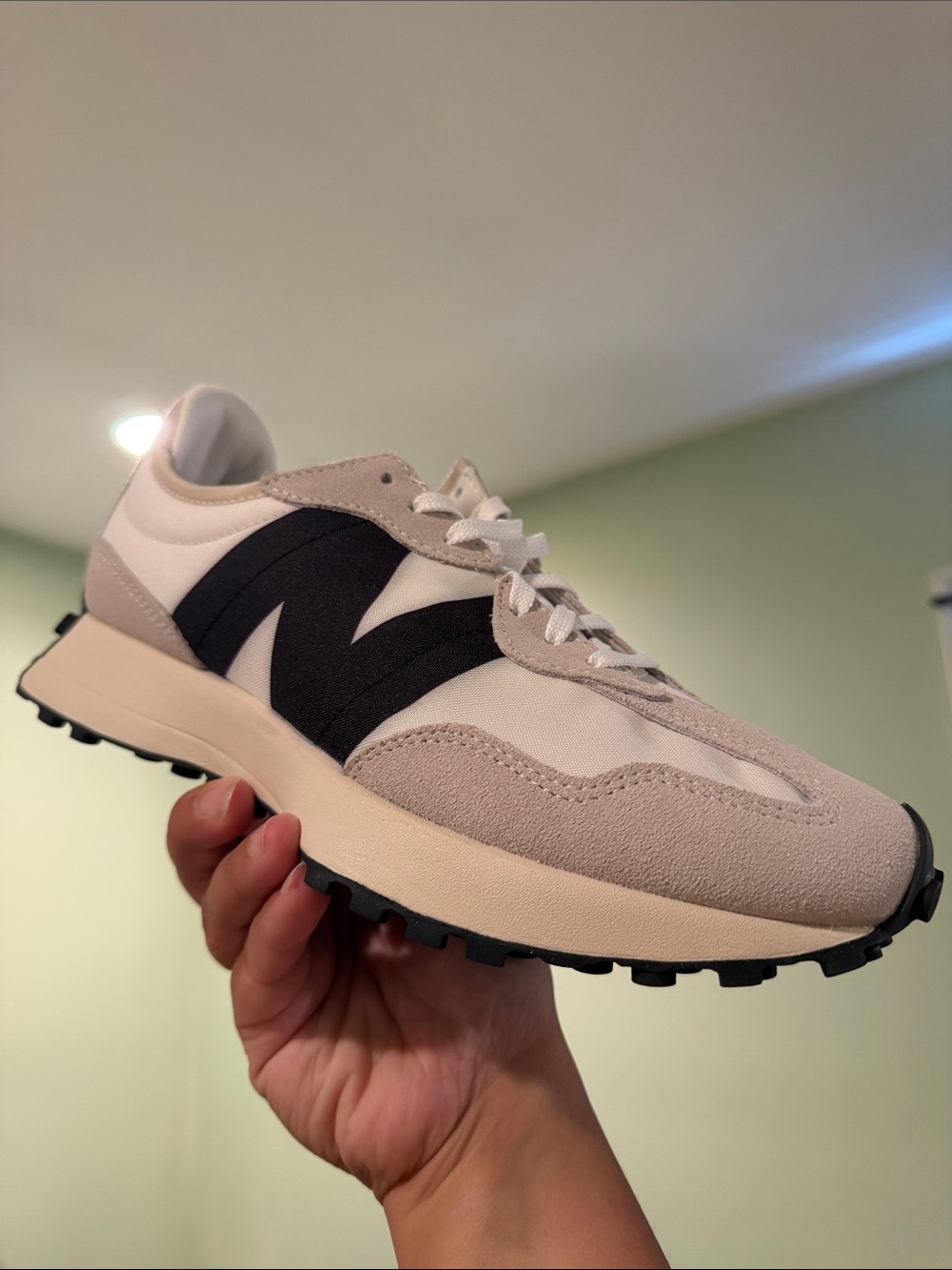 NEW IN BOX New Balance womens 327 Cream and Black - Picture 4 of 4